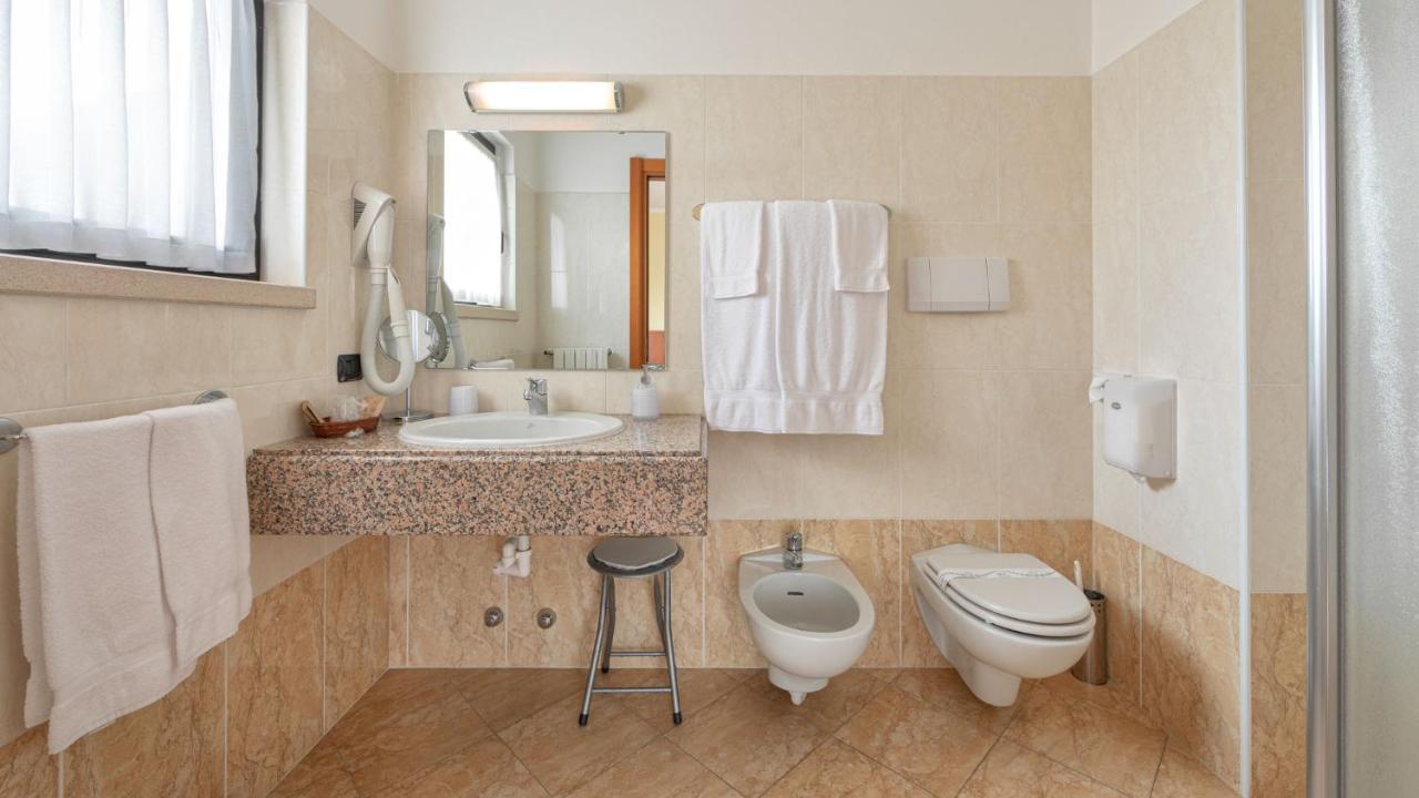 Hotel Postumia Dossobuono Exteriör bild