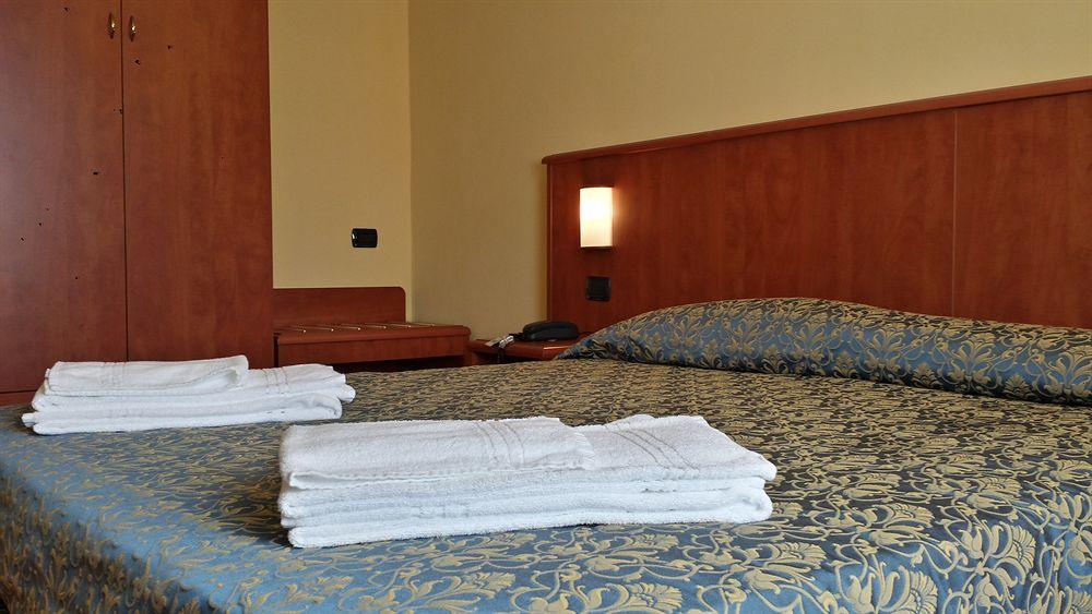 Hotel Postumia Dossobuono Exteriör bild