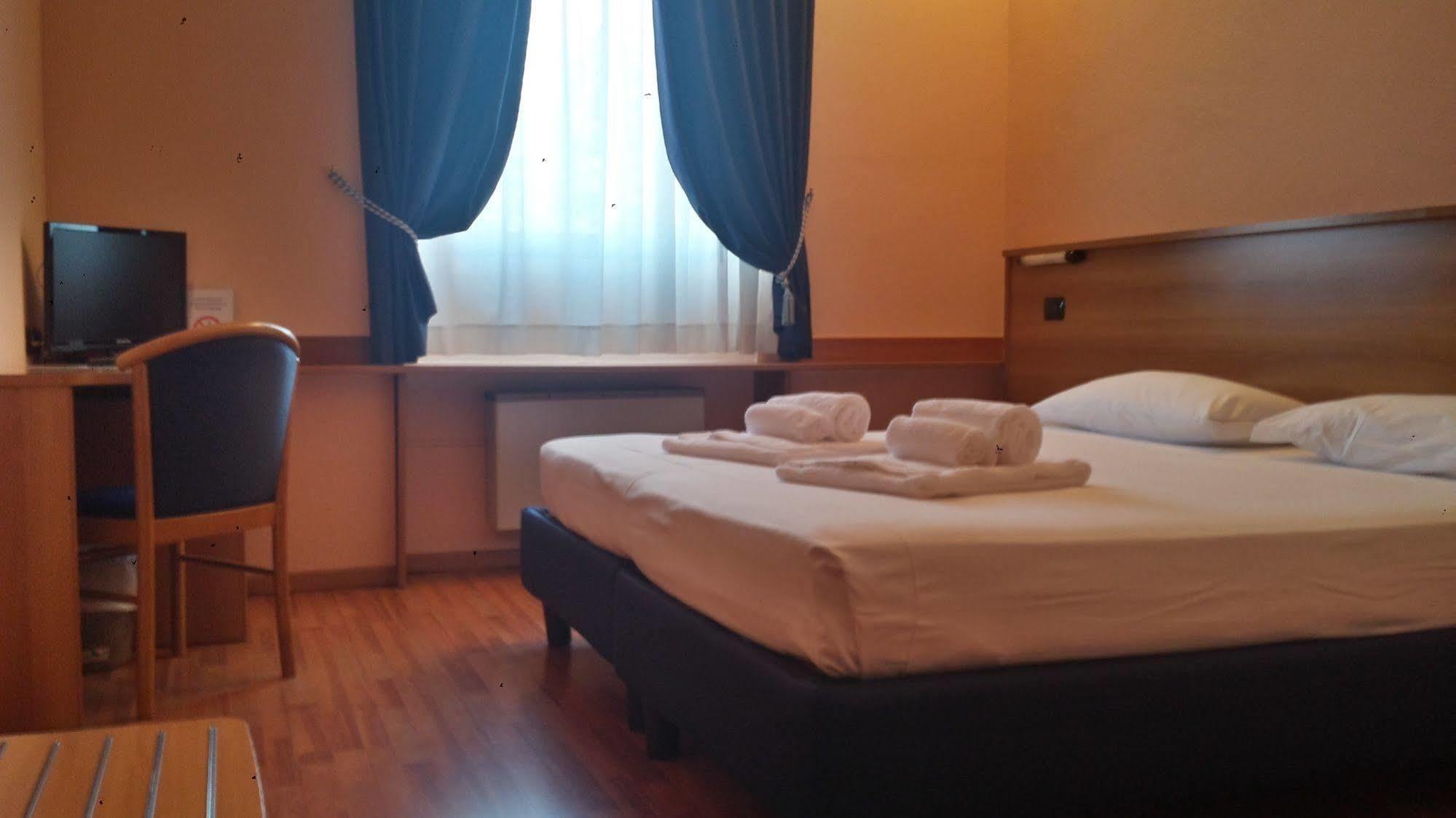 Hotel Postumia Dossobuono Exteriör bild