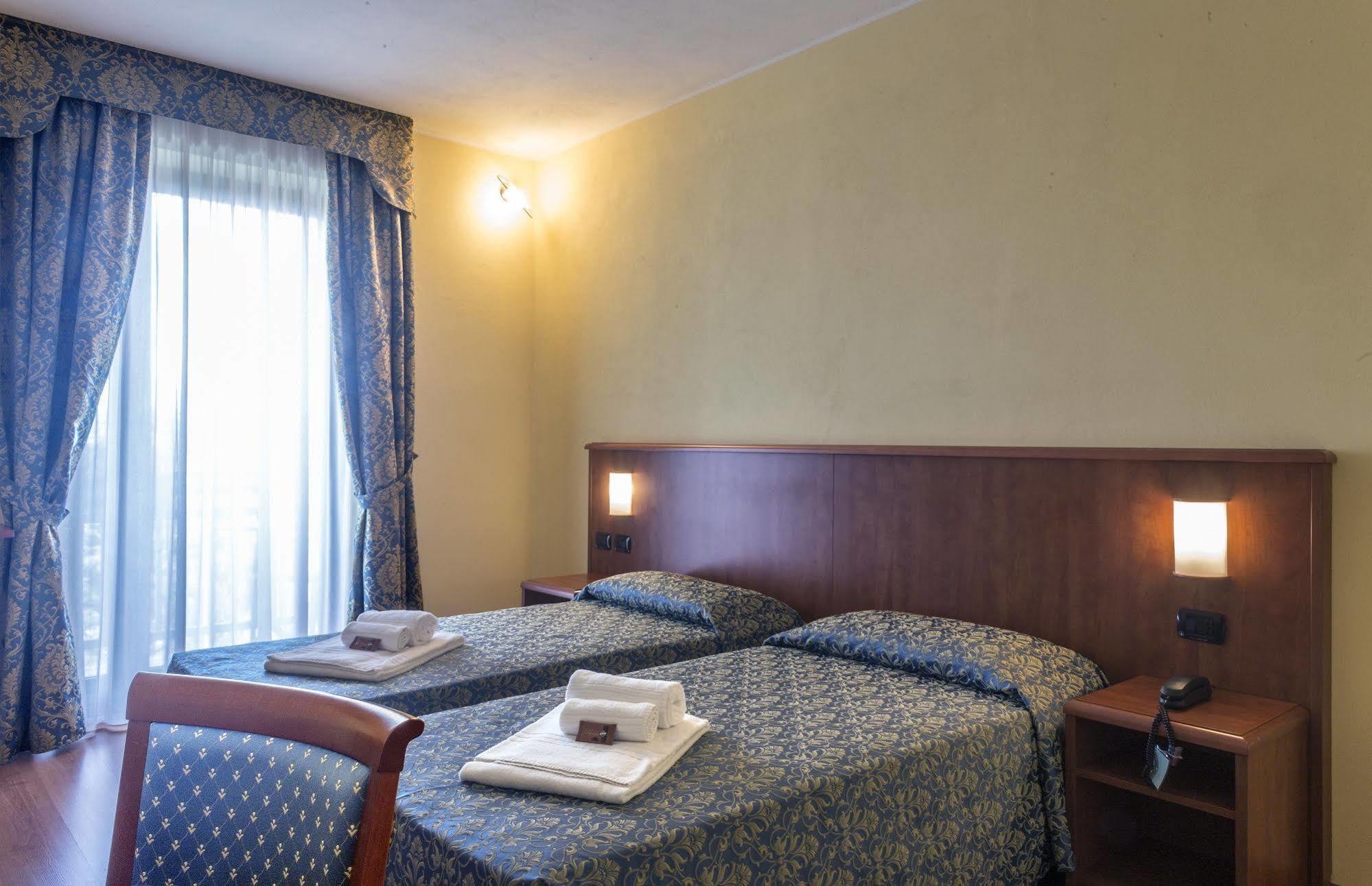Hotel Postumia Dossobuono Exteriör bild