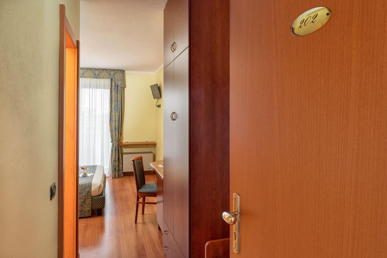 Hotel Postumia Dossobuono Exteriör bild